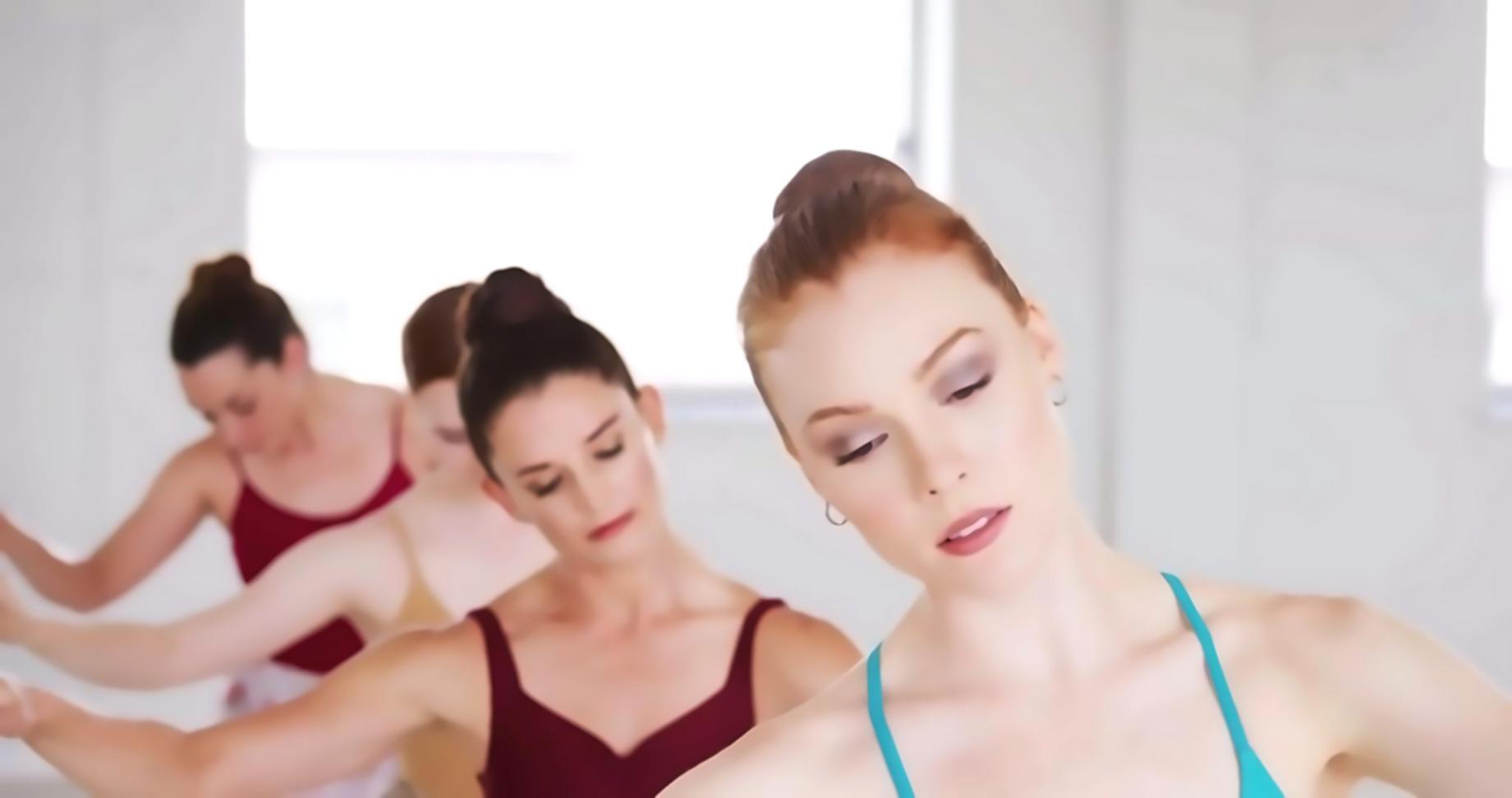 Teilnehmer während einer improvisierten Bewegungssequenz im Studio